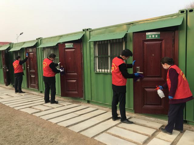 1580811380109360.jpg 界阜蚌公司界首站團(tuán)支部書(shū)記陳曉梅帶領(lǐng)防疫小分隊(duì)對(duì)辦公區(qū)進(jìn)行消毒.jpg