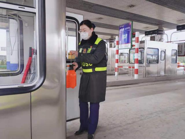 淮南西站的凡文欣，作為一名“90后”團(tuán)干部，始終堅(jiān)守一線戰(zhàn)疫情.jpg