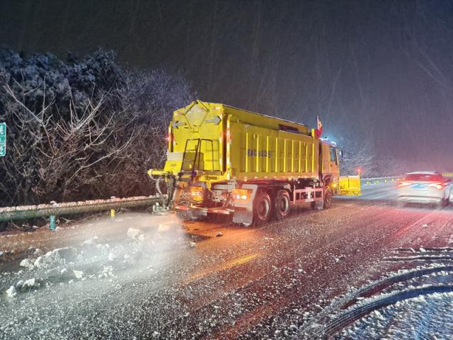 蚌埠處迅速組織人員、機(jī)械迅速到位，積極應(yīng)對鏟冰除雪作業(yè) (10)_調(diào)整大小.jpg