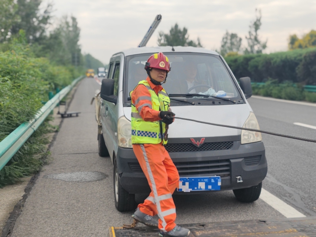 亳州中心阜陽(yáng)段上行K376施救員徐建才調(diào)整拖車鋼絲繩，開展救援行動(dòng)。.jpg